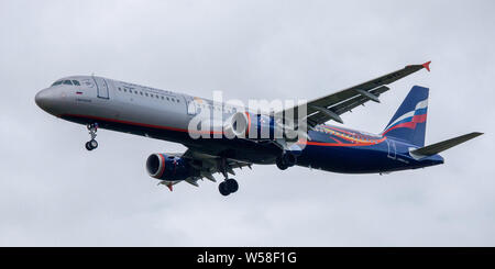 Aeroflot Russian Airlines Airbus A321 VP-BTL su approccio finale all aeroporto di Heathrow LHR Foto Stock