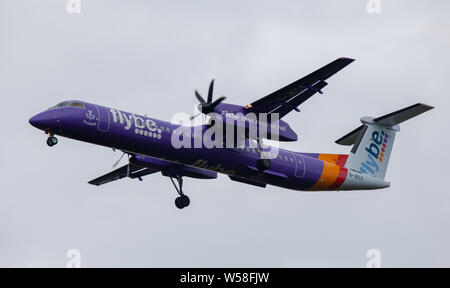 Flybe de-Haviland Canada DHC 8 Dash 8 G-JECY sull approccio finale all aeroporto di Heathrow LHR Foto Stock