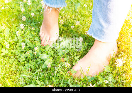 Piedi di indurimento (a piedi nudi a piedi) a diverse superfici e temperature secondo Sebastian Kneipp filosofia Foto Stock