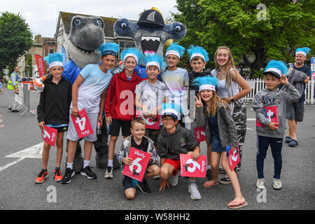 Hove, Regno Unito. 26 Luglio, 2019. Il 26 luglio 2019, Central County Ground, Hove; vitalità Blast 2019 T20, Sussex squali vs Surrey ; squali mascot con giovani sostenitori Credit: Phil Westlake/News immagini Credito: News immagini /Alamy Live News Foto Stock