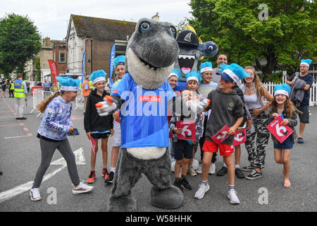 Hove, Regno Unito. 26 Luglio, 2019. Il 26 luglio 2019, Central County Ground, Hove; vitalità Blast 2019 T20, Sussex squali vs Surrey ; squali mascot con alcuni giovani sostenitori Credit: Phil Westlake/News immagini Credito: News immagini /Alamy Live News Foto Stock