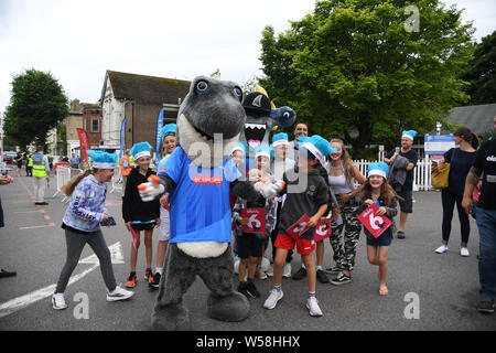 Hove, Regno Unito. 26 Luglio, 2019. Il 26 luglio 2019, Central County Ground, Hove; vitalità Blast 2019 T20, Sussex squali vs Surrey ; Squali Mascot con alcuni giovani sostenitori Credit: Phil Westlake/News immagini Credito: News immagini /Alamy Live News Foto Stock