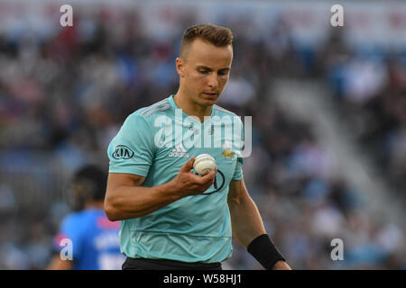 Hove, Regno Unito. 26 Luglio, 2019. Il 26 luglio 2019, Central County Ground, Hove; vitalità Blast 2019 T20, Sussex squali vs Surrey ; Tom Curran apre il bowling per Surrey Credito: Phil Westlake/News immagini Credito: News immagini /Alamy Live News Foto Stock