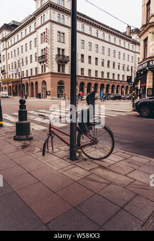 29.3.2019 editoriale Stoccolma Svezia una moto con un furto di ruota anteriore incatenato ad un palo da strada Foto Stock