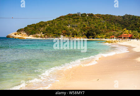 Spiaggia idilliaca in Labadee Isola, Haiti. Selvatici esotici tropicale con spiaggia di sabbia bianca e limpide acque turchesi Foto Stock