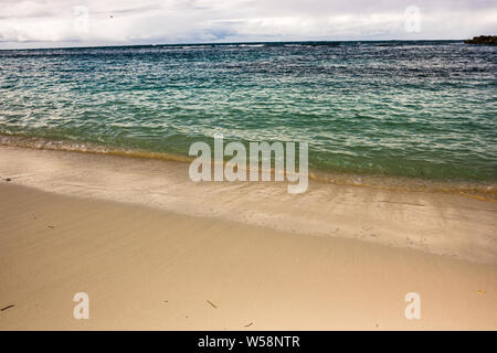 Spiaggia idilliaca in Labadee Isola, Haiti. Selvatici esotici tropicale con spiaggia di sabbia bianca e limpide acque turchesi Foto Stock