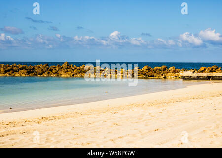 Spiaggia idilliaca in Labadee Isola, Haiti. Selvatici esotici tropicale con spiaggia di sabbia bianca e limpide acque turchesi Foto Stock