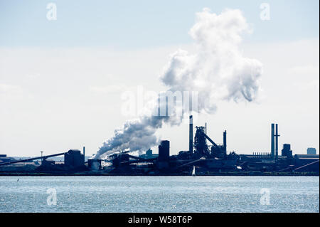 HAMILTON, Ontario, Canada - 23 settembre 2018: un grande pennacchio di vapore drifting west viene rilasciato in corrispondenza di un impianto siderurgico sulla sponda del porto di Hamilton. Foto Stock