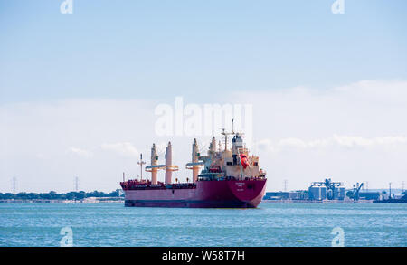 HAMILTON, Ontario, Canada - 23 settembre 2018: la nave portarinfuse 'federale Dee' è ancorato nel porto di Hamilton vicino alla città una zona industriale. Foto Stock