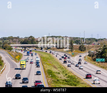 BURLINGTON, Ontario, Canada - 23 settembre 2018: il traffico su autostrada 403 vicino all'interscambio con Waterdown Road. Foto Stock