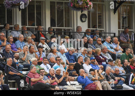 Hove, Regno Unito. 26 Luglio, 2019. Il 26 luglio 2019, Central County Ground, Hove; vitalità Blast 2019 T20, Sussex squali vs Surrey ; buona folla al County Ground Credit: Phil Westlake/News immagini Credito: News immagini /Alamy Live News Foto Stock