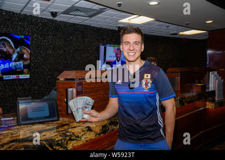 Las Vegas, NV, Stati Uniti d'America. 26 Luglio, 2019. ***La copertura della casa*** Jeopardy champion James Holzhauer cartelli per Westgate Las Vegas' SuperContest, la Ultimate Football sfida che handicappa, in Westgate Superbook a Westagte Las Vegas Resort & Casino in Las Vegas NV il 26 luglio 2019. Credito: PIL foto/media/punzone Alamy Live News Foto Stock