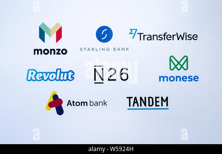 Loghi di fintech concorrenti società che rappresenta le banche virtuali: Monzo, Revolut, Starling Bank, Banca Atom, N26, Monese, Atom. Stampato su carta. Foto Stock