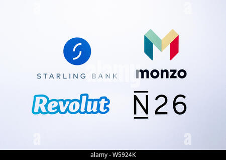 Loghi di fintech concorrenti società che rappresenta le banche virtuali: Monzo, Revolut, Banca di Starling, N26, stampato su carta. Foto Stock