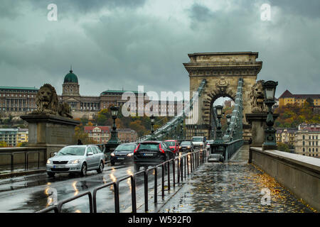 Budapest Ungheria / - 16 Ottobre 2013: Ponte delle catene di Szechenyi in un giorno di pioggia. Foto Stock