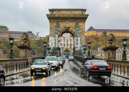 Budapest Ungheria / - 16 Ottobre 2013: Ponte delle catene di Szechenyi in un giorno di pioggia. Foto Stock