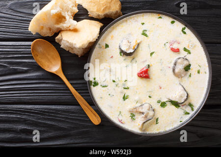 Cremosa zuppa di pesce con anguille, formaggio e verdure close-up in una ciotola sul tavolo. parte superiore orizzontale vista da sopra Foto Stock