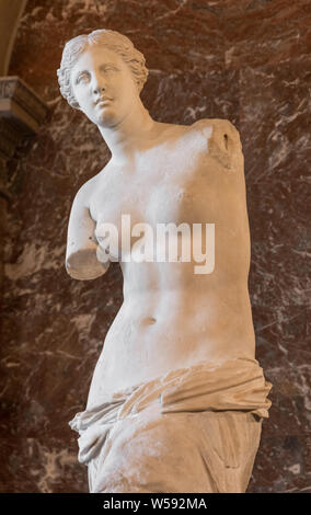 Grande close-up della splendida antica statua greca Venere di Milo in esposizione permanente presso il Museo del Louvre. Si tratta di uno dei più famosi lavori di... Foto Stock