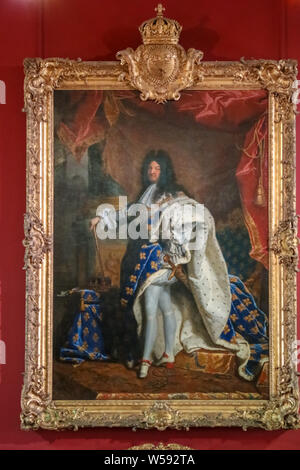 Il dipinto più famoso del Re di Francia Luigi XIV, nella sua incoronazione il costume e l'opera più conosciuta del pittore di Hyacinthe Rigaud Il duomo che oggi aleggia in... Foto Stock