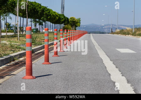 Parcheggio barriera per la sicurezza del traffico. Parcheggio non disponibile. In plastica rosso coni di scherma le barriere Foto Stock