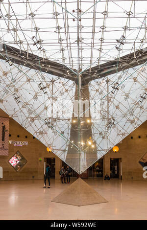 Bella immagine della piramide invertita, un verso il basso di puntamento a piramide di vetro al di sotto della Place du giostra di fronte al Museo del Louvre. Direttamente al di sotto è... Foto Stock