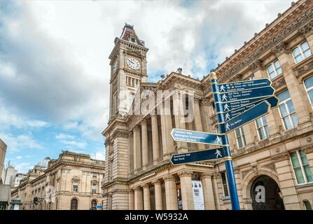 Segnaletica di fronte al Birmingham Museum & Art Gallery, Birmingham, Inghilterra, Regno Unito. Foto Stock