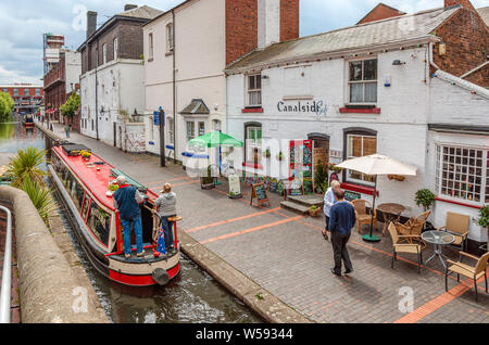 Narrow Boats a gas Street Basin, un bacino di canale nel centro di Birmingham, Inghilterra Foto Stock