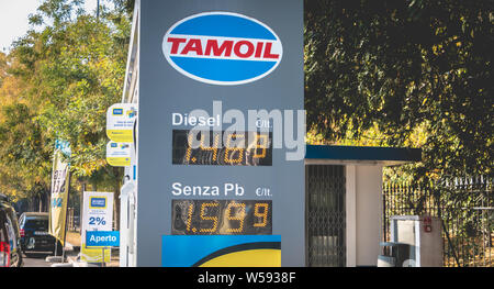 Milano, Italia - 3 Novembre 2017: prezzo carburante billboard in Tamoil gas station downtown un giorno di autunno Foto Stock