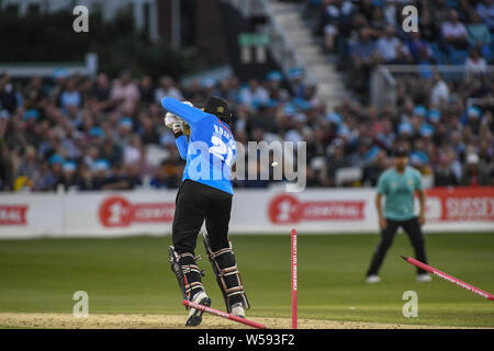 Hove, Regno Unito. 26 Luglio, 2019. Il 26 luglio 2019, Central County Ground, Hove; vitalità Blast 2019 T20, Sussex squali vs Surrey ; Danny Briggs è colpiti Credito: Phil Westlake/News immagini Credito: News immagini /Alamy Live News Foto Stock