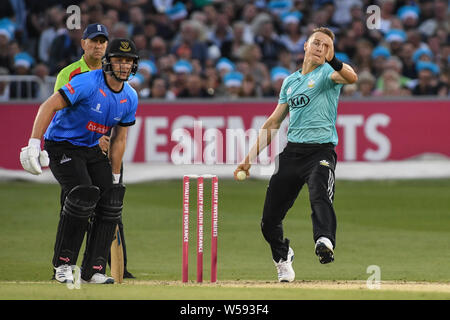 Hove, Regno Unito. 26 Luglio, 2019. Il 26 luglio 2019, Central County Ground, Hove; vitalità Blast 2019 T20, Sussex squali vs Surrey ; Tom Curran del Surrey bowling Credito: Phil Westlake/News immagini Credito: News immagini /Alamy Live News Foto Stock