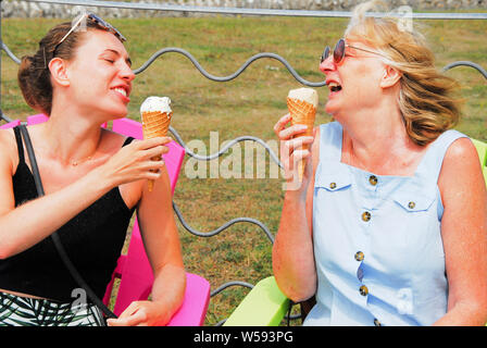 Portland. Il 26 luglio 2019. Regno Unito Meteo. Giovani e anziani godono di un raffreddamento ice -crema a Portland altezze, su un altro lievito-giornata calda. Credito: stuart fretwell/Alamy Live News Foto Stock