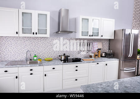 Interno del moderno e bianco pulire la cucina con forno a microonde e frigorifero Foto Stock