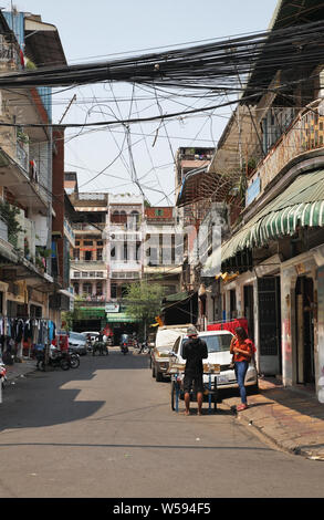 Tipica strada a Phnom Penh. Cambogia Foto Stock