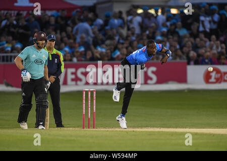 Hove, Regno Unito. 26 Luglio, 2019. Il 26 luglio 2019, Central County Ground, Hove; vitalità Blast 2019 T20, Sussex squali vs Surrey ; Jofra Archer di Sussex bowling a Sussex Credito: Phil Westlake/News immagini Credito: News immagini /Alamy Live News Foto Stock