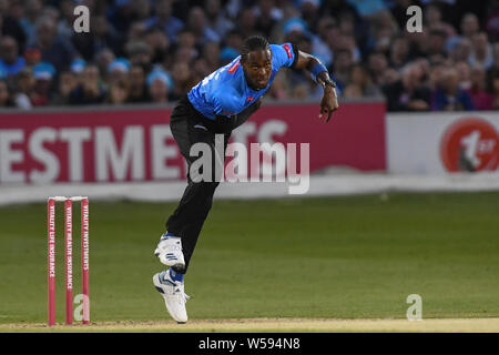 Hove, Regno Unito. 26 Luglio, 2019. Il 26 luglio 2019, Central County Ground, Hove; vitalità Blast 2019 T20, Sussex squali vs Surrey ; Jofra Archer di Sussex apre il bowling Credito: Phil Westlake/News immagini Credito: News immagini /Alamy Live News Foto Stock