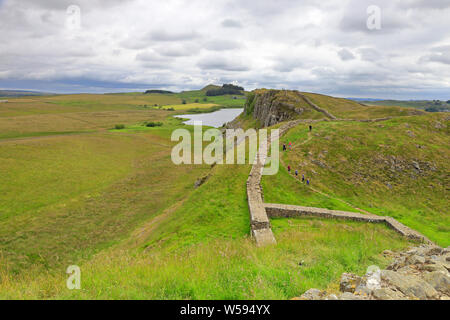 Resti di Milecastle 39 sul vallo di Adriano, Sito Patrimonio Mondiale dell'UNESCO, il vallo di Adriano percorso, nei pressi di Hexham, parco nazionale di Northumberland, Inghilterra, Regno Unito. Foto Stock