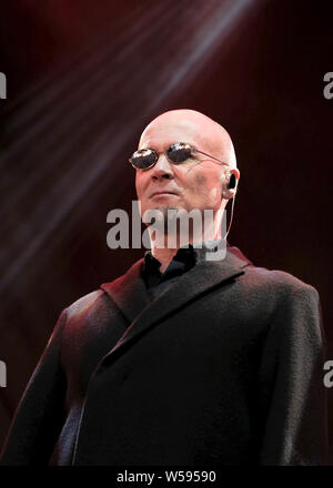 Lulworth, Dorset, 26 luglio 2019. Phil Oakey con Human League esibirsi sul palco, Lulworth, Dorset Credito: Alba Fletcher-Park/Alamy Live News Foto Stock