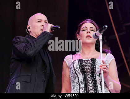 Lulworth, Dorset, 26 luglio 2019. Phil Oakey e Joanne Catherall con Human League esibirsi sul palco, Lulworth, Dorset Credito: Alba Fletcher-Park/Alamy Live News Foto Stock