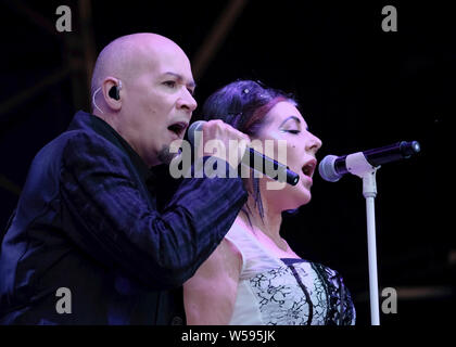 Lulworth, Dorset, 26 luglio 2019. Joanne Catherall e Phil Oakey con Human League esibirsi sul palco, Lulworth, Dorset Credito: Alba Fletcher-Park/Alamy Live News Foto Stock