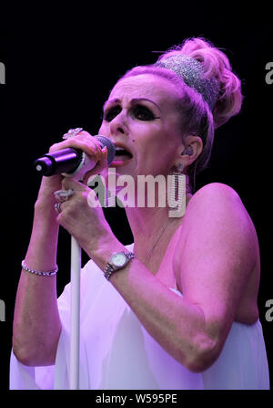 Lulworth, Dorset, 26 luglio 2019. Susan Ann Sully con Human League esibirsi sul palco, Lulworth, Dorset Credito: Alba Fletcher-Park/Alamy Live News Foto Stock