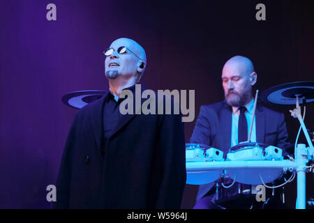 Lulworth, Dorset, 26 luglio 2019. Human League esibirsi sul palco, Lulworth, Dorset Credito: Alba Fletcher-Park/Alamy Live News Foto Stock