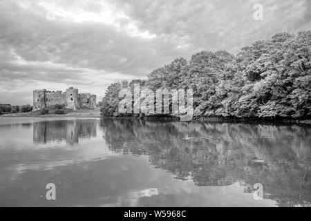 Monocromatico con Carew Castle in inizio di mattina di luce, Pembrokeshire, Wales, Regno Unito. Foto Stock