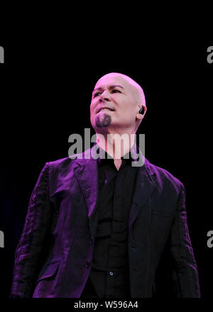 Lulworth, Dorset, 26 luglio 2019. Human League esibirsi sul palco, Lulworth, Dorset Credito: Alba Fletcher-Park/Alamy Live News Foto Stock