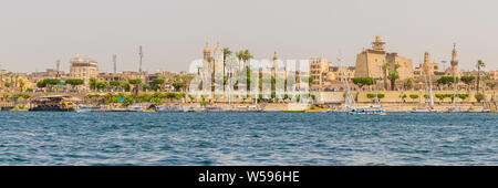 Luxor, Egitto - 16 Aprile 2019: Tempio di Karnak e la moschea musulmana sulle rive del fiume Nilo a Luxor, Egitto Foto Stock