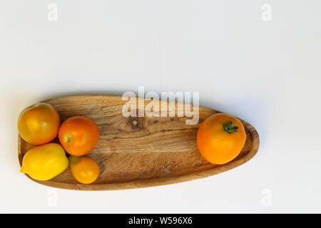 Orange Tomaten auf Holzbrett Foto Stock