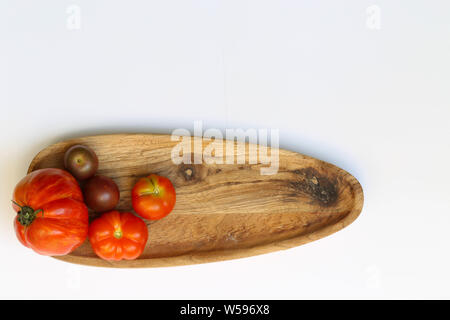 Rote Tomaten auf Holzbrett Foto Stock