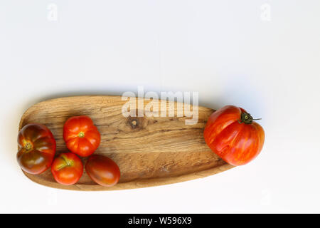 Rote Tomaten auf Holzbrett Foto Stock
