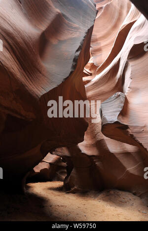 Abbassare Antelope Canyon è un canyon di slot, vicino pagina, Arizona Foto Stock