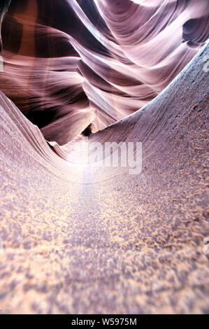 Abbassare Antelope Canyon è un canyon di slot, vicino pagina, Arizona Foto Stock