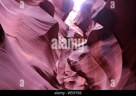 Abbassare Antelope Canyon è un canyon di slot, vicino pagina, Arizona Foto Stock